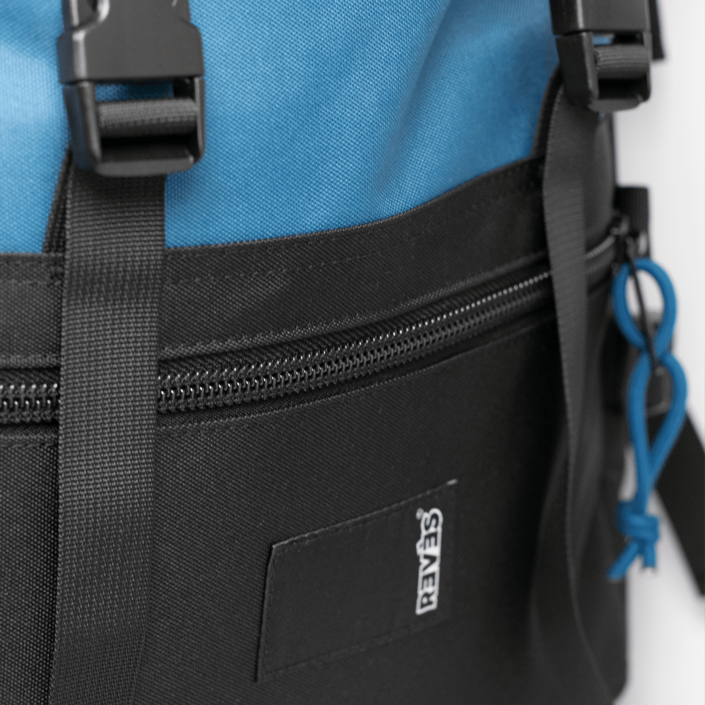 Mochila RVS City Negro/ Azul 20 lts. - reveschile